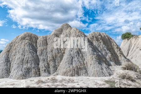 Aliano Badlands (Calanchi), Landschaft aus Tonskulpturen, die durch das Regenwasser erodiert wurden, Region Basilicata, Süditalien Stockfoto