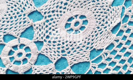 Handgehäkelte weiße Spitze. Runde Serviette für Tisch oder Kommode. Ornament im traditionellen rustikalen Stil. Ordentliche Häkel- oder Strickarbeiten. Baumwolle Stockfoto