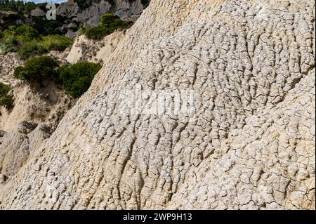 Aliano Badlands (Calanchi), Landschaft aus Tonskulpturen, die durch das Regenwasser erodiert wurden, Region Basilicata, Süditalien Stockfoto