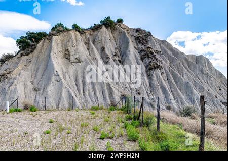 Aliano Badlands (Calanchi), Landschaft aus Tonskulpturen, die durch das Regenwasser erodiert wurden, Region Basilicata, Süditalien Stockfoto