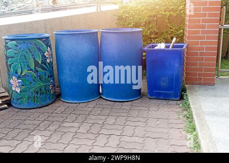 Blauer Mülltonne zylindrisch und quadratisch, 4 Stück Stockfoto