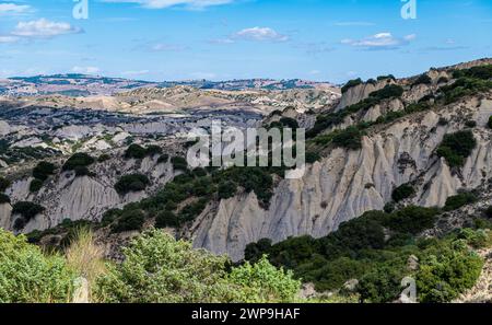 Aliano Badlands (Calanchi), Landschaft aus Tonskulpturen, die durch das Regenwasser erodiert wurden, Region Basilicata, Süditalien Stockfoto