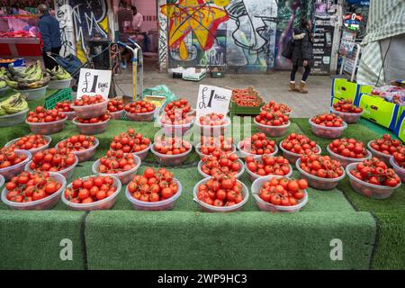 London, Großbritannien. 6. März 2024. Der Freiluftmarkt in Dalston, East London, als Jeremy Hunt, Chancellor of the Exchequer, seine Rede vor Parlamentsabgeordneten im Unterhaus hält. Quelle: Stephen Chung / Alamy Live News Stockfoto