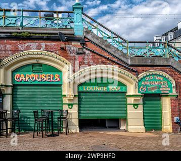 Die Carousels Bar und Café unter den Bögen an der Brighton Küste, West Sussex. Stockfoto