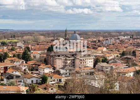 Blick von oben auf die Stadt Gattinara mit der Pfarrkirche San Pietro Apostolo, Provinz Vercelli, Piemont, Italien Stockfoto