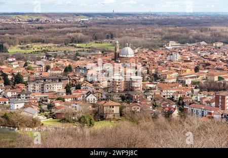 Blick von oben auf die Stadt Gattinara mit der Pfarrkirche San Pietro Apostolo, Provinz Vercelli, Piemont, Italien Stockfoto