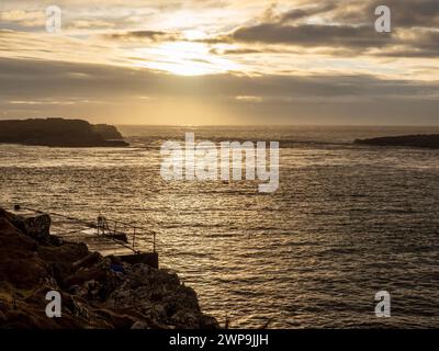 Sonnenuntergang über Orsay und dem Irishj Meer von Portnahaven auf Islay, Schottland, Großbritannien. Stockfoto