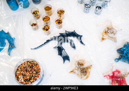 Handarbeit mit Epoxidharz und Pigmenten Stockfoto