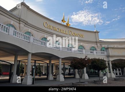 Die Eingangstüren zur berühmten Pferderennbahn Churchill Downs, Heimstadion des Kentucky Derby, in Louisville. Stockfoto