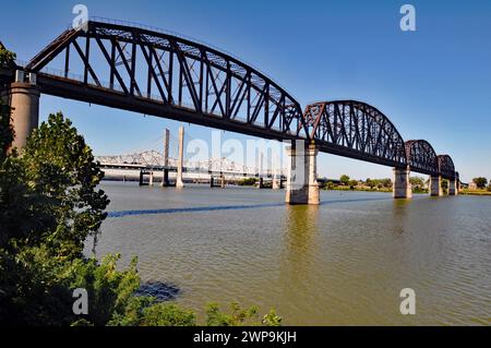 Die Big Four Bridge, eine ehemalige Eisenbahnbrücke, ist für Fußgänger und Radfahrer geöffnet und erstreckt sich über den Ohio River zwischen Louisville und Jeffersonville, Indiana. Stockfoto