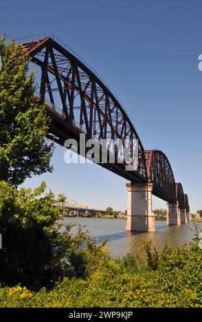 Die Big Four Bridge, eine ehemalige Eisenbahnbrücke, ist für Fußgänger und Radfahrer geöffnet und erstreckt sich über den Ohio River zwischen Louisville und Jeffersonville, Indiana. Stockfoto