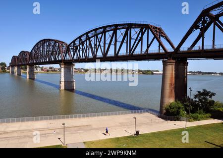 Die Big Four Bridge, eine ehemalige Eisenbahnbrücke, ist für Fußgänger und Radfahrer geöffnet und erstreckt sich über den Ohio River zwischen Louisville und Jeffersonville, Indiana. Stockfoto