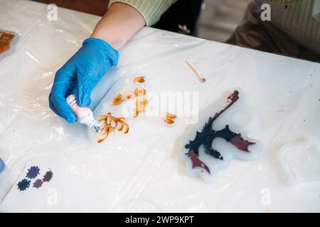 Handarbeit mit Epoxidharz und Pigmenten Stockfoto