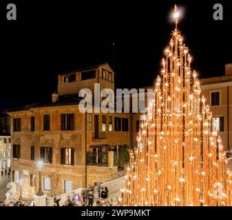 Weihnachtsbeleuchtung, angeboten von Bulgari; an der Spanischen Treppe, Piazza di Spagna. Rom, Italien, Europa, EU. Kopierbereich Stockfoto