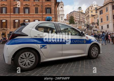 Polizia Roma Capitale (Stadtpolizei), weißes Auto auf der Piazza di Spagna, in der Nähe der Spanischen Treppe, Trinnità dei Monti. Rom, Italien, Europa, EU Stockfoto