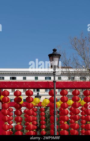 Chinesisches Neujahr 2024, Jahr des Drachen, Mondneujahrsfest. Rote Laternen ausgestellt, Piazza Vittorio, Rom, Italien, Europa. Kopierbereich Stockfoto