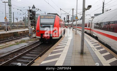 Rhein-Erft-Bahn, Regionalbahn Zug der Deutschen Bahn, DB-Regio, Ziel Koblenz. Eingelassen werden Triebwagen der Baureihe 425. Köln, Nordrhein-Westfalen, DEU, Deutschland, 05.03.2024 *** Rhein Erft Bahn, Regionalzug der Deutschen Bahn, DB Regio, Ziel Koblenz Baureihe 425 Triebwagen werden verwendet Köln, Nordrhein-Westfalen, DEU, Deutschland, 05 03 2024 Stockfoto