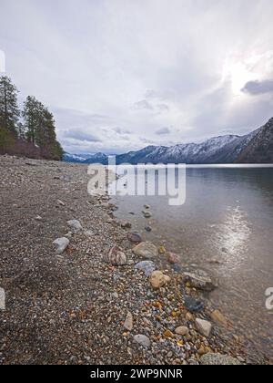 Die felsige Küste des Pend Oreille Lake im Farragut State Park im Norden von Idaho. Stockfoto