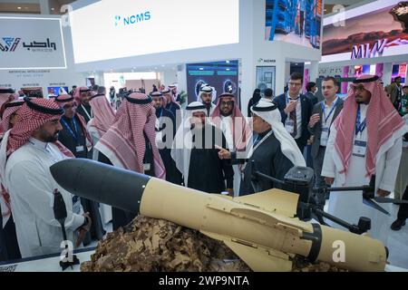 Saudia Arabien, Riad, 05.02.2024. Die Weltmesse für Verteidigung bringt 770 Aussteller zusammen, darunter Hersteller und Waffenhändler aus 100 Ländern, darunter China, Russland und die Ukraine. Foto von Fred MARIE / Collectif DR. Arabia saoudite, Riyad, 05.02.2024. Salon professionnel et international du World Defense Show rassembliert 770 Exposants, notamment industriels et vendeurs d armes, venant de 100 Pays, notamment la Chine, la Russie et l Ukraine. Photographie de Fred MARIE / Collectif DR. Stockfoto