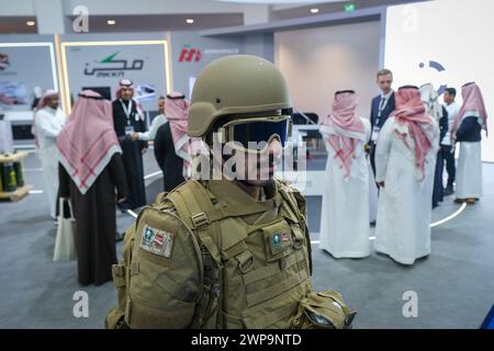 Saudia Arabien, Riad, 05.02.2024. Die Weltmesse für Verteidigung bringt 770 Aussteller zusammen, darunter Hersteller und Waffenhändler aus 100 Ländern, darunter China, Russland und die Ukraine. Foto von Fred MARIE / Collectif DR. Arabia saoudite, Riyad, 05.02.2024. Salon professionnel et international du World Defense Show rassembliert 770 Exposants, notamment industriels et vendeurs d armes, venant de 100 Pays, notamment la Chine, la Russie et l Ukraine. Photographie de Fred MARIE / Collectif DR. Stockfoto