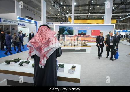 Saudia Arabien, Riad, 05.02.2024. Die Weltmesse für Verteidigung bringt 770 Aussteller zusammen, darunter Hersteller und Waffenhändler aus 100 Ländern, darunter China, Russland und die Ukraine. Foto von Fred MARIE / Collectif DR. Arabia saoudite, Riyad, 05.02.2024. Salon professionnel et international du World Defense Show rassembliert 770 Exposants, notamment industriels et vendeurs d armes, venant de 100 Pays, notamment la Chine, la Russie et l Ukraine. Photographie de Fred MARIE / Collectif DR. Stockfoto