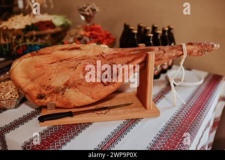 Spanischer Schinken, Jamon Serrano, Bellota Italienisch.Prosciutto Crudo oder Parmaschinken, ganzes Bein. Italien, Lebensmittel. Ein großes Stück italienisch.Parmaschinken hängen von einem h Stockfoto