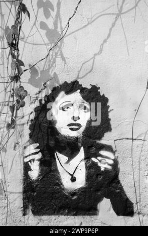 Lissabon, Portugal - 23. April 2015: Graffiti-Porträt der Fado-Sängerin Amalia Rodrigues, bekannt als „Königin von Fado“, an der alten Hauswand. Schwarzweißfoto. Stockfoto