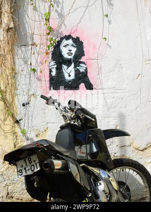 Lissabon, Portugal - 23. April 2015: Graffiti-Porträt der Fado-Sängerin Amalia Rodrigues, bekannt als „Königin von Fado“, an der alten Hauswand. Stockfoto