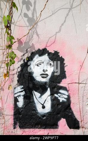 Lissabon, Portugal - 23. April 2015: Graffiti-Porträt der Fado-Sängerin Amalia Rodrigues, bekannt als „Königin von Fado“, an der alten Hauswand. Stockfoto