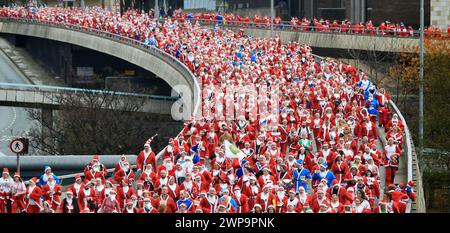 01/12/13 Zehntausend Santas joggen durch die Straßen von Liverpool, während sie an der Santa Dash der Stadt teilnehmen - einer 5 km langen, festlichen Spendensammlung für Claire H Stockfoto