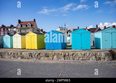 Felixstowe, Suffolk, 6. März 2024, es gab einen blauen Himmel über Felixstowe in Suffolk, die Menschen genossen einen Spaziergang entlang der Küste in der Sonne. Die Prognose gilt für Sonne und Wolken in den nächsten Tagen. Heute war es 10C, normalerweise sind es zu dieser Jahreszeit nur 7C. Quelle: Keith Larby/Alamy Live News Stockfoto