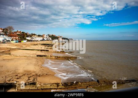 Felixstowe, Suffolk, 6. März 2024, es gab einen blauen Himmel über Felixstowe in Suffolk, die Menschen genossen einen Spaziergang entlang der Küste in der Sonne. Die Prognose gilt für Sonne und Wolken in den nächsten Tagen. Heute war es 10C, normalerweise sind es zu dieser Jahreszeit nur 7C. Quelle: Keith Larby/Alamy Live News Stockfoto