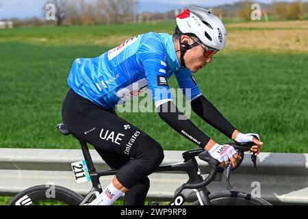 Italia. März 2024. Juan Ayuso (VAE Team Emirates) während des 59. Tirreno-Adriatico 2024, Stage 3 225 km von Volterra - Gualdo Tadino am 06. März 2024 in Volterra, Toskana, Italien. (Foto: Fabio Ferrari/LaPresse) Credit: LaPresse/Alamy Live News Stockfoto