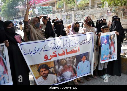 Die Bewohner von Qasimabad halten am Mittwoch, den 6. März 2024, im Pressesaal von Hyderabad eine Protestdemonstration gegen den Mord an Zeeshan Jatoi ab und fordern Gerechtigkeit für ihn. Stockfoto