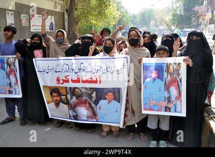 Die Bewohner von Qasimabad halten am Mittwoch, den 6. März 2024, im Pressesaal von Hyderabad eine Protestdemonstration gegen den Mord an Zeeshan Jatoi ab und fordern Gerechtigkeit für ihn. Stockfoto