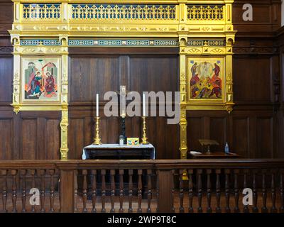 Altar, flankiert von zwei Ikonen in der Charterhouse Chapel, London, England. Stockfoto