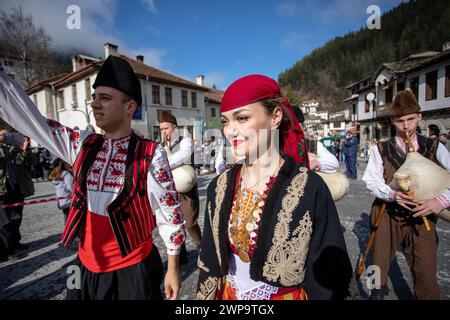 Shiroka Laka, Bulgarien - 03. März 2024: Frauen und Männer in bulgarischen Nationalkostümen eröffnen das Pesponedelnik Maskerade Games Festival in Shir Stockfoto
