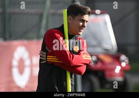 Rom, Italien. März 2024. Paulo Dybala von AS Roma reagiert während des Mannschaftstrainings am Tag vor dem Fußballspiel der Europa League zwischen AS Roma und Brighton & Hove Albion FC im Sportzentrum Fulvio Bernardini in Rom (Italien) am 6. März 2024. Quelle: Insidefoto di andrea staccioli/Alamy Live News Stockfoto