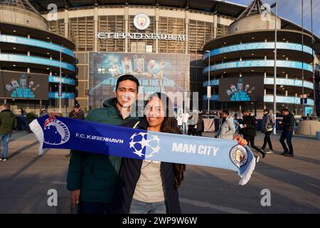 Fans vor dem Achtelfinale der UEFA Champions League, dem zweiten Legspiel im Etihad Stadium, Manchester. Bilddatum: Mittwoch, 6. März 2024. Stockfoto