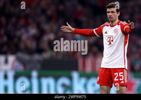 München, Deutschland. März 2024. Thomas Müller vom FC Bayern München Gesten während des Achtelfinale der UEFA Champions League im zweiten Hinspiel zwischen FC Bayern München und SS Lazio am 5. März 2024 in München. Quelle: Marco Canoniero/Alamy Live News Stockfoto