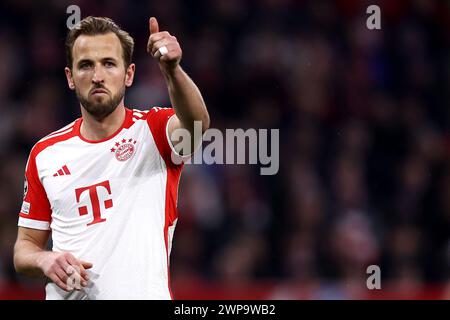 München, Deutschland. März 2024. Harry Kane vom FC Bayern München Gesten beim Achtelfinale der UEFA Champions League zwischen FC Bayern München und SS Lazio in der Allianz Arena am 5. März 2024 in München. Quelle: Marco Canoniero/Alamy Live News Stockfoto