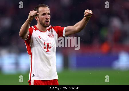 München, Deutschland. März 2024. Harry Kane vom FC Bayern München feiert am 5. März 2024 in der Allianz Arena in München das zweite Hinspiel der UEFA Champions League zwischen FC Bayern München und SS Lazio. Quelle: Marco Canoniero/Alamy Live News Stockfoto