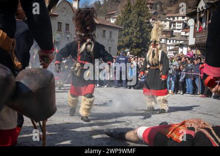 Shiroka Laka, Bulgarien - 03. März 2024: Maskierte Männer namens Kukeri spielen und vertreiben böse Geister beim Pesponedelnik Masquerade Games Festival in S Stockfoto