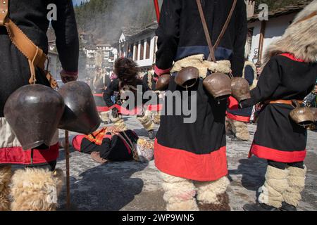 Shiroka Laka, Bulgarien - 03. März 2024: Maskierte Männer namens Kukeri spielen und vertreiben böse Geister beim Pesponedelnik Masquerade Games Festival in S Stockfoto