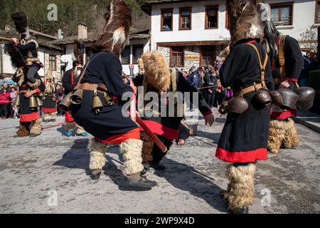Shiroka Laka, Bulgarien - 03. März 2024: Maskierte Männer namens Kukeri spielen und vertreiben böse Geister beim Pesponedelnik Masquerade Games Festival in S Stockfoto