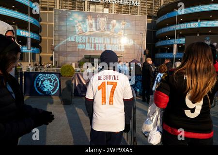 Fans vor dem Achtelfinale der UEFA Champions League, dem zweiten Legspiel im Etihad Stadium, Manchester. Bilddatum: Mittwoch, 6. März 2024. Stockfoto