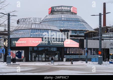 Außenansicht des Einkaufszentrums Koskikeskus in Tampere, Finnland. Januar 2024. Stockfoto