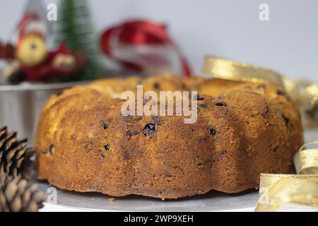 Preiselbeerorangenkuchen mit Weihnachtsdekoration. Köstlicher Kuchen mit Preiselbeeren und Orangenteig, gemischt mit Buttermilch. S Stockfoto