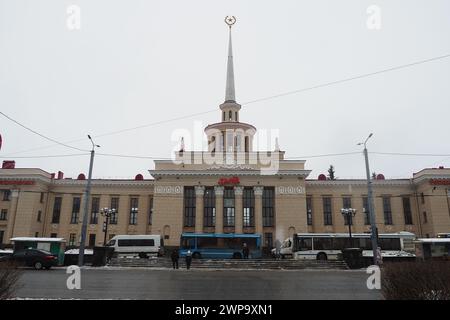 Petrosawodsk, Republik Karelien, Russland, 16. Januar 2023. Gagarin Square, Lenin Avenue. Das tägliche Leben der Russen. Öffentliche Verkehrsmittel und Autos sind vorhanden Stockfoto