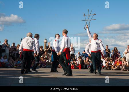 Morris und traditionelle Tänzer bei der Whitby Folk Week Stockfoto